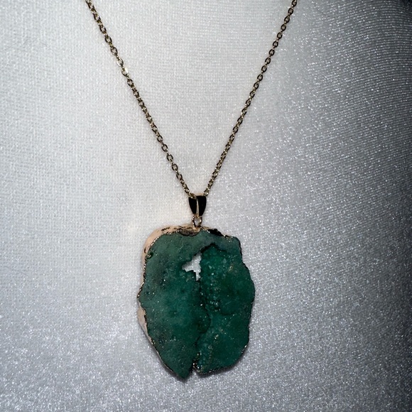 Raw Green Amethyst Crystal Quartz Druzy Pendant Gold tone plated Necklace - Picture 4 of 11